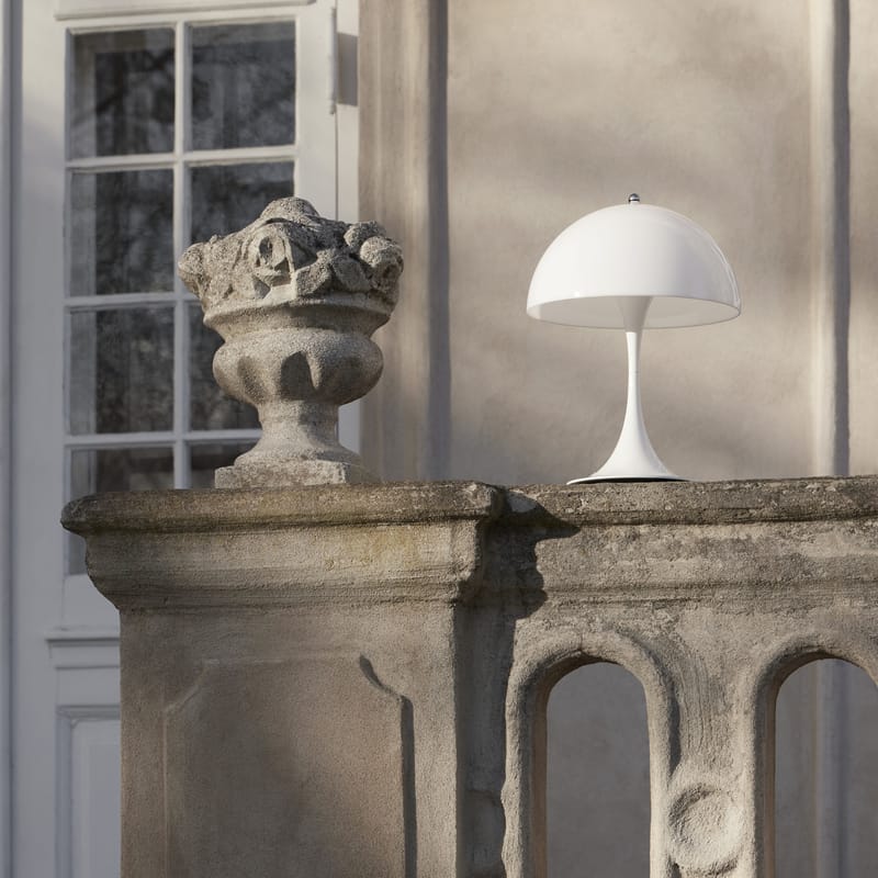 Kabellose, wiederaufladbare Außenlampe Panthella Portable 25 LED von Louis  Poulsen - opalinweiß