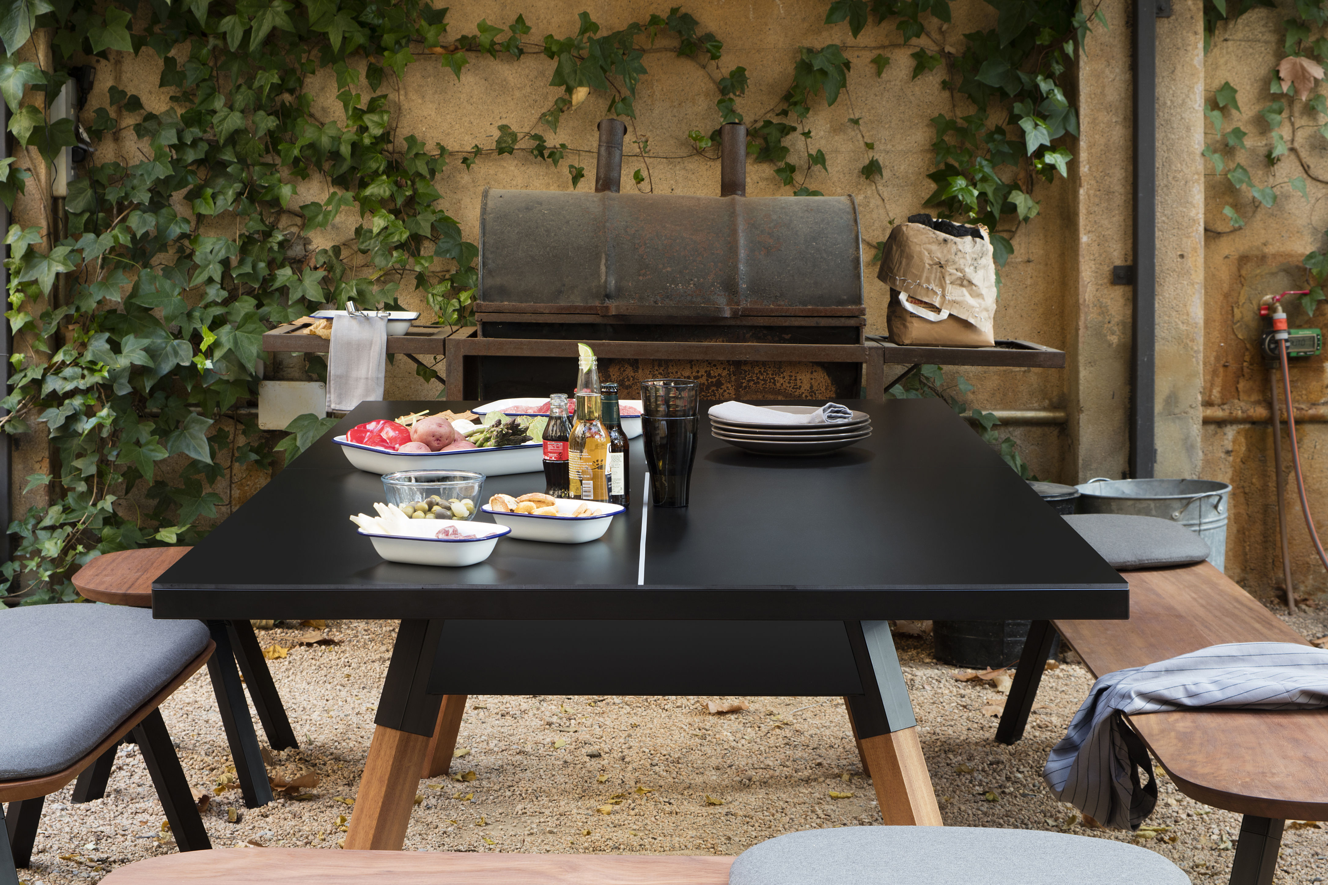 Y&M Table - L 220 cm / Ping pong & dining table Black / Wood legs by RS