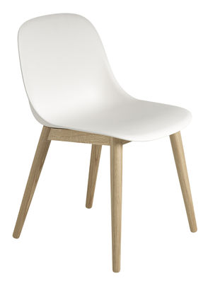 Mobilier - Chaises, fauteuils de salle à manger - Chaise Fiber / Pieds bois - Muuto - Blanc / Pieds bois naturel - Chêne, Matériau composite recyclé