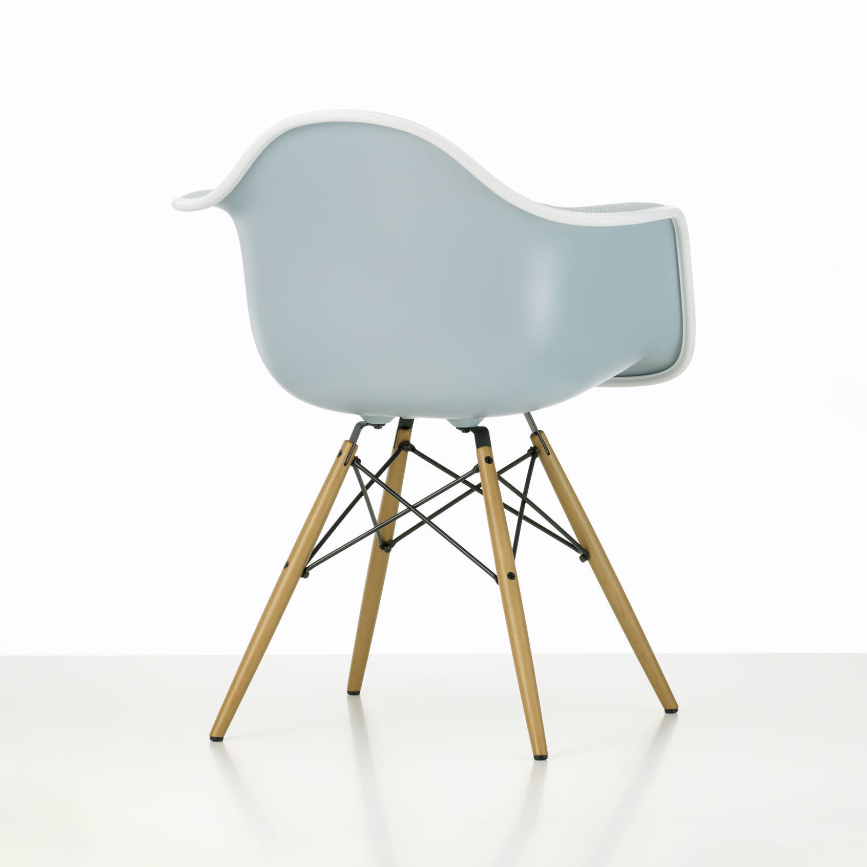padded-armchair-re-daw-eames- 