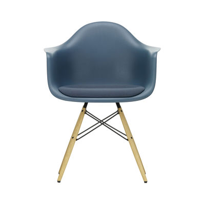 Mobilier - Chaises, fauteuils de salle à manger - Fauteuil DAW - Eames Plastic Armchair / (1950) - Galette d'assise - Vitra - Bleu de mer / Coussin bleu - Erable, Mousse polyuréthane, Polypropylène, Tissu