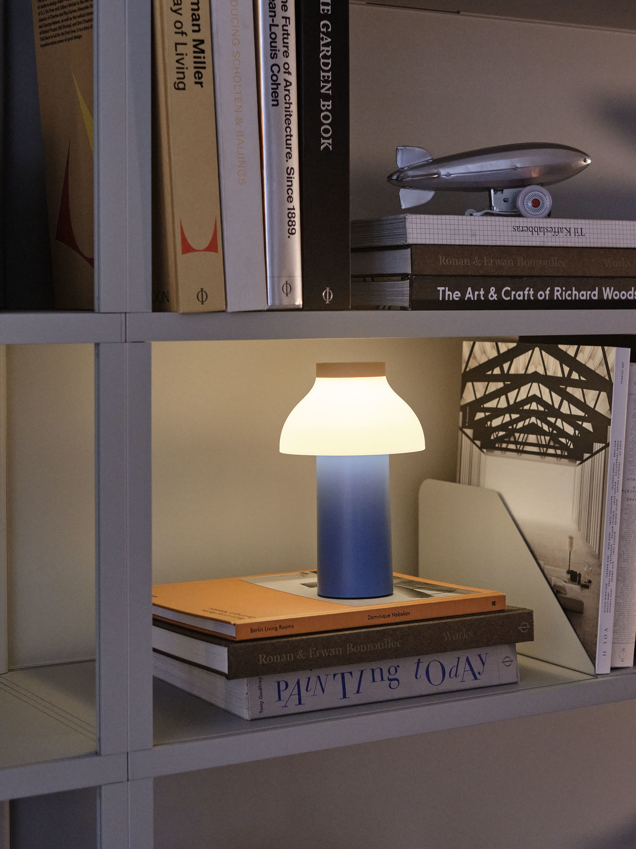 Lampada da esterno ricaricabile senza fili PC Portable di Hay - blu