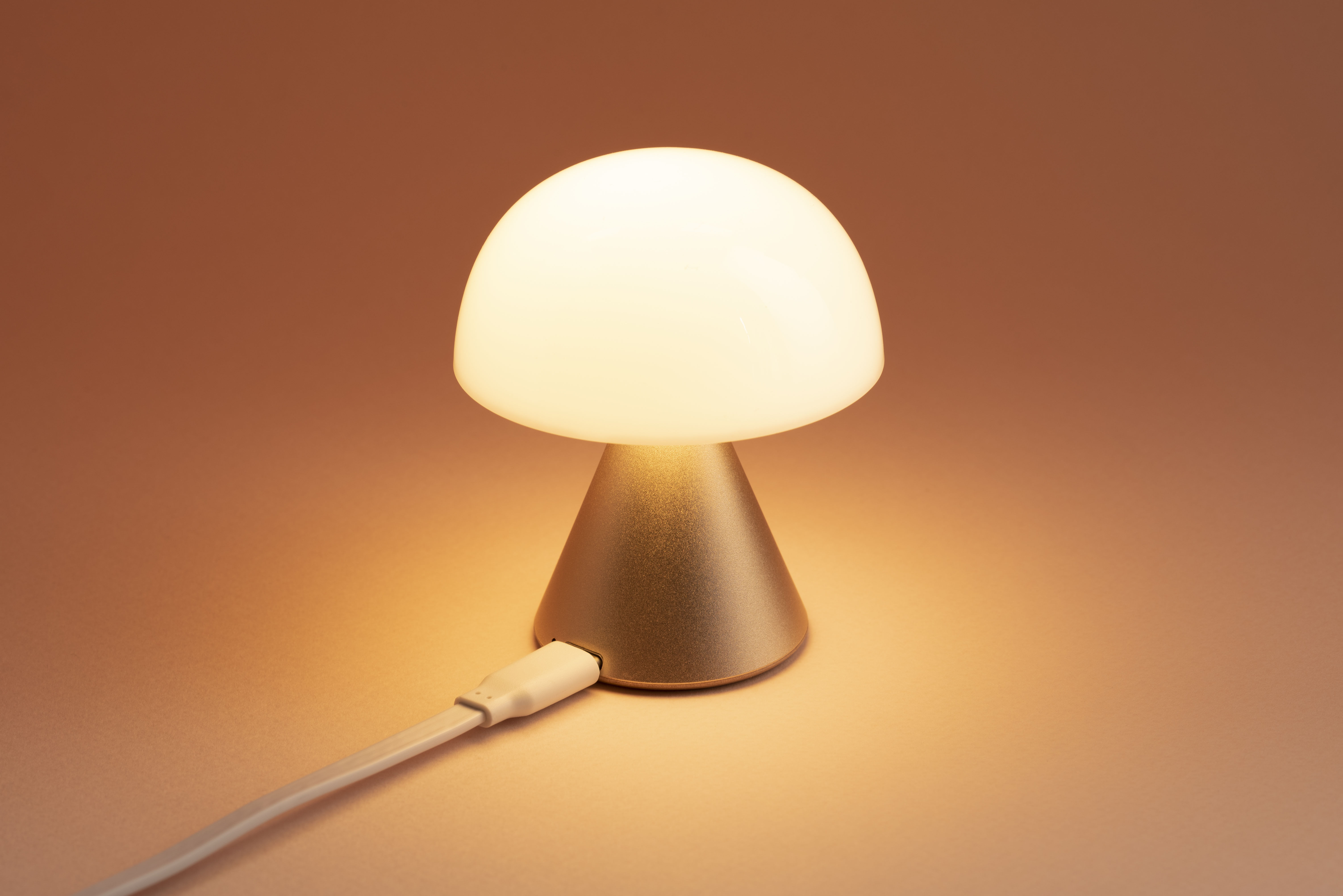 Lampe ohne Kabel Mina Mini von Lexon Gold Made In Design