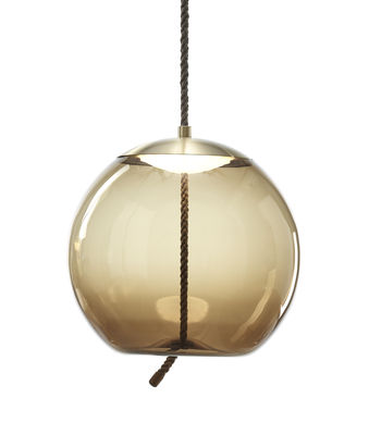 Illuminazione - Lampadari - Sospensione Knot sfera - / Vetro & corda - Ø 50 cm di Brokis - Marrone / Calotta ottone - Corda naturale, Ottone, vetro soffiato