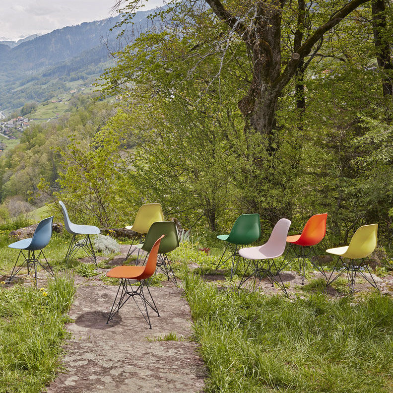 Stuhl RE DSR Eames Plastic Side Chair plastikmaterial rot 1950 Beine schwarz recycelt Vitra