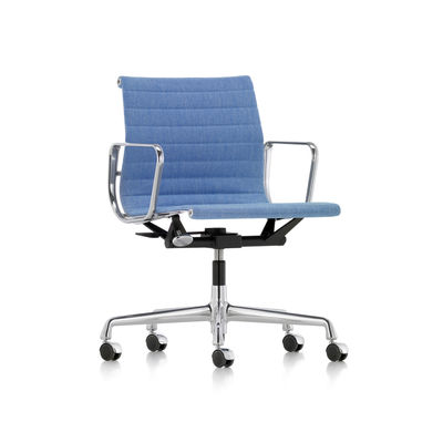 Arredamento - Sedie ufficio - Poltrona a rotelle Aluminium Chair EA118 - / schienale medio-alto - Seduta stretta / Eames, 1958 di Vitra - Blu (tessuto Hopsack) / Alluminio cromato - , Tessuto