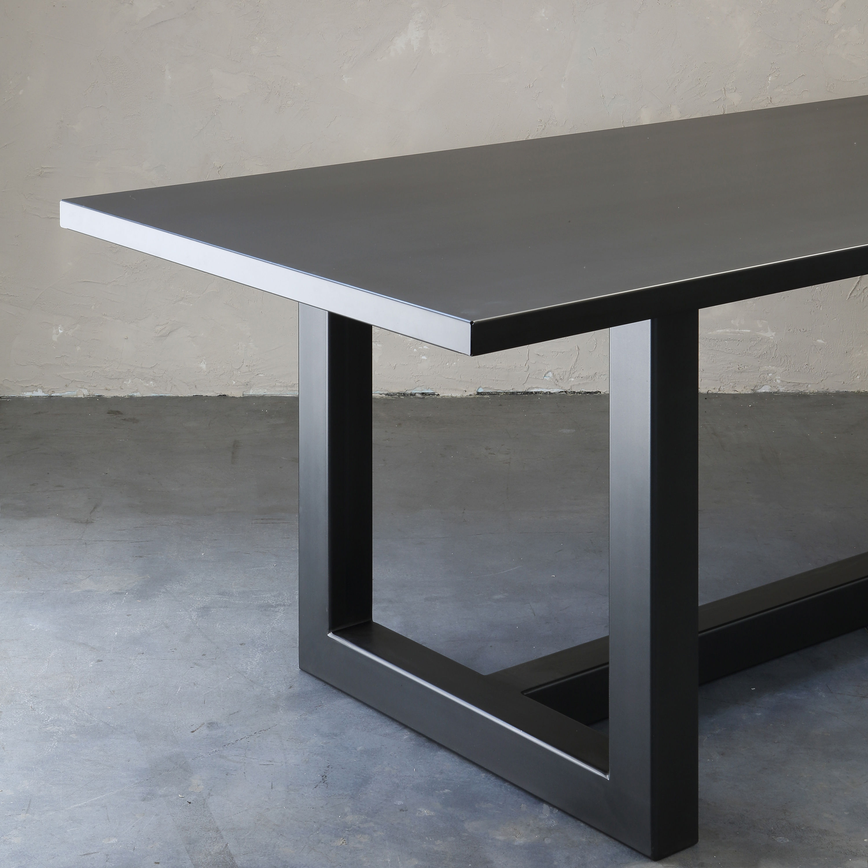 rechteckiger Tisch Augustin von Zeus - schwarz kupfer-schwarz | Made In  Design