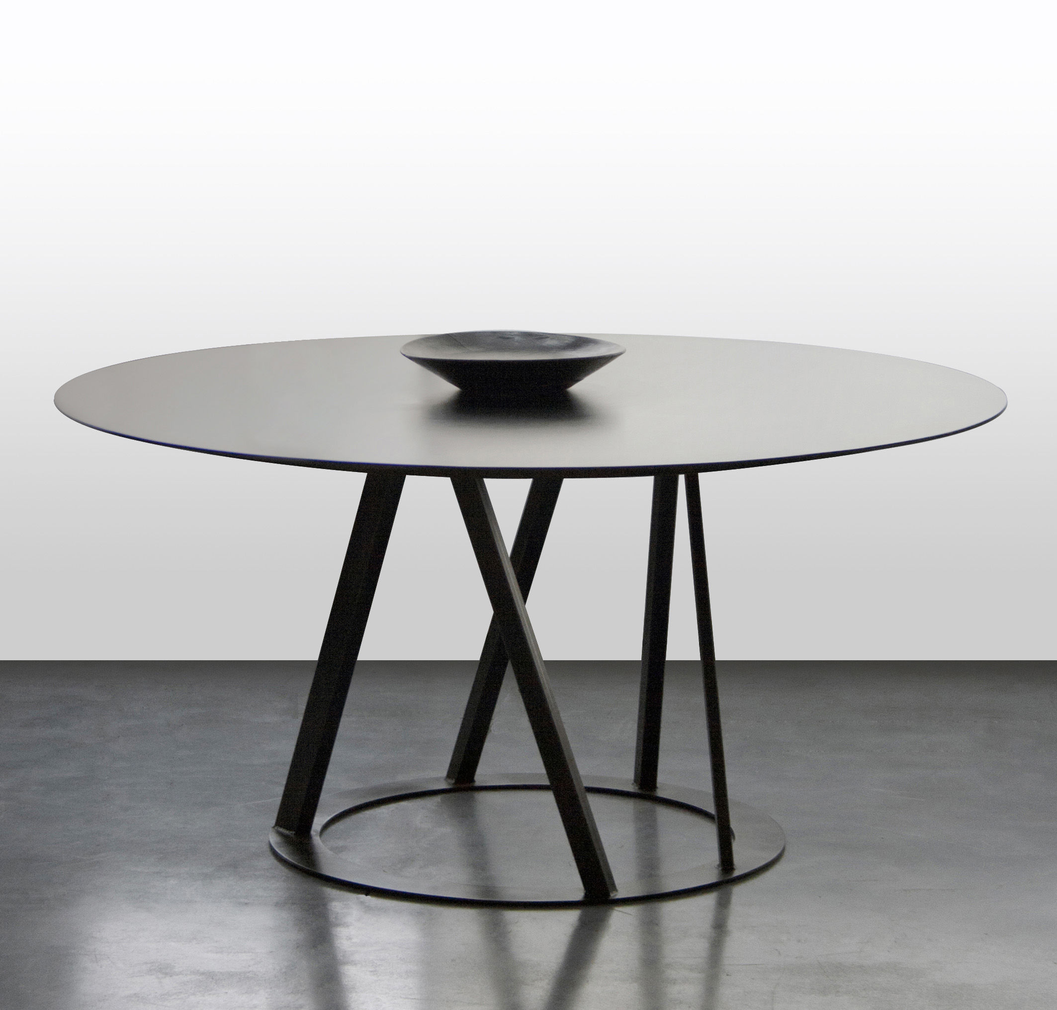 Runder Tisch Big Irony von Zeus - Schwarz | Made In Design