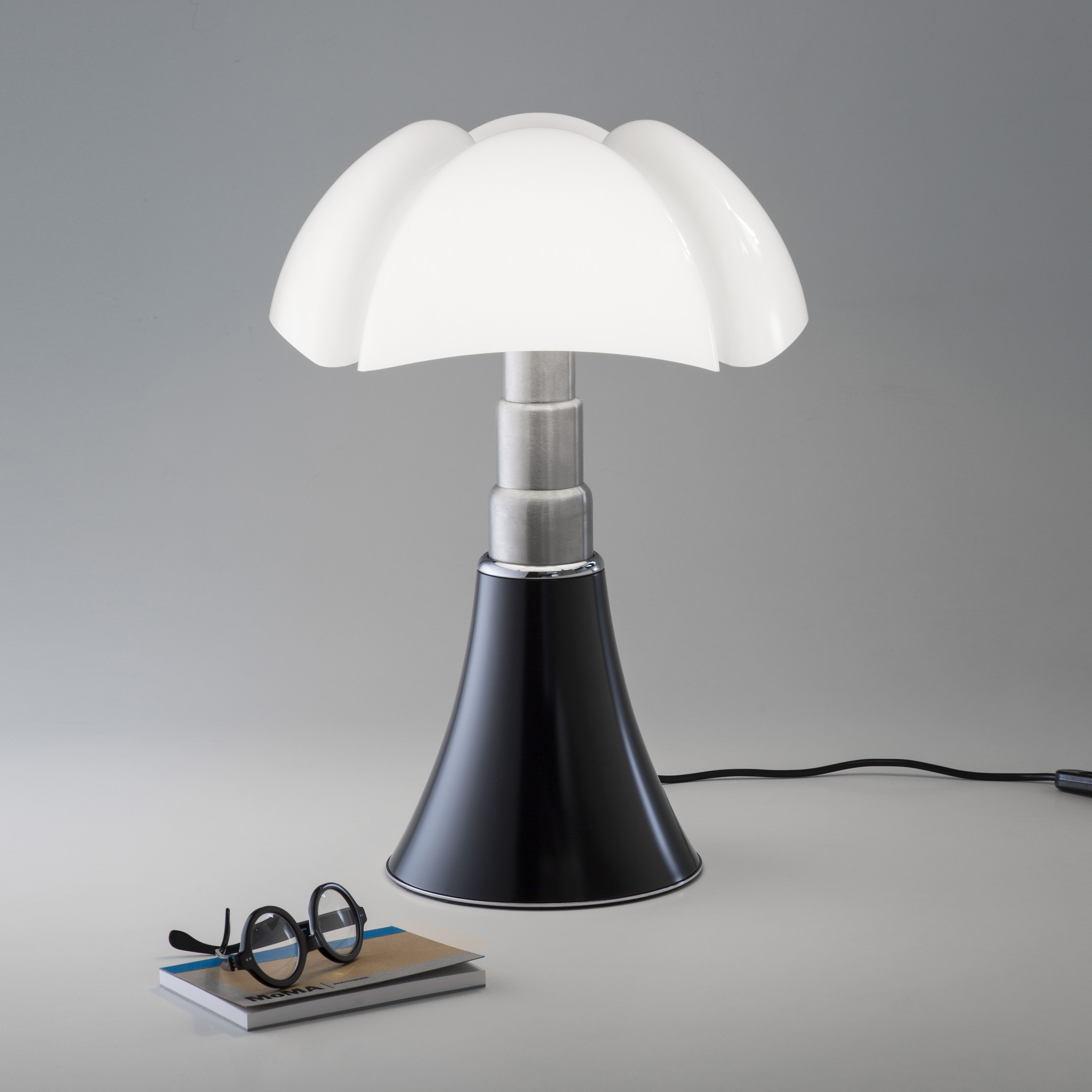 Lampe de table Pipistrello Medium LED / H 50 à 62 cm - Gae Aulenti, 1965 -  Blanc - MARTINELLI LUCE, Catalogue | Printemps Listes