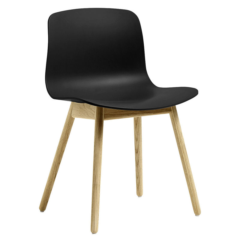 Möbel - Stühle  - Stuhl About a ECO AAC12 plastikmaterial schwarz holz natur / Recycling-Kunststoff -  EU Ecolabel - Hay - Schwarz / Eiche matt lackiert - FSC Eiche, Recycelter Kunststoff