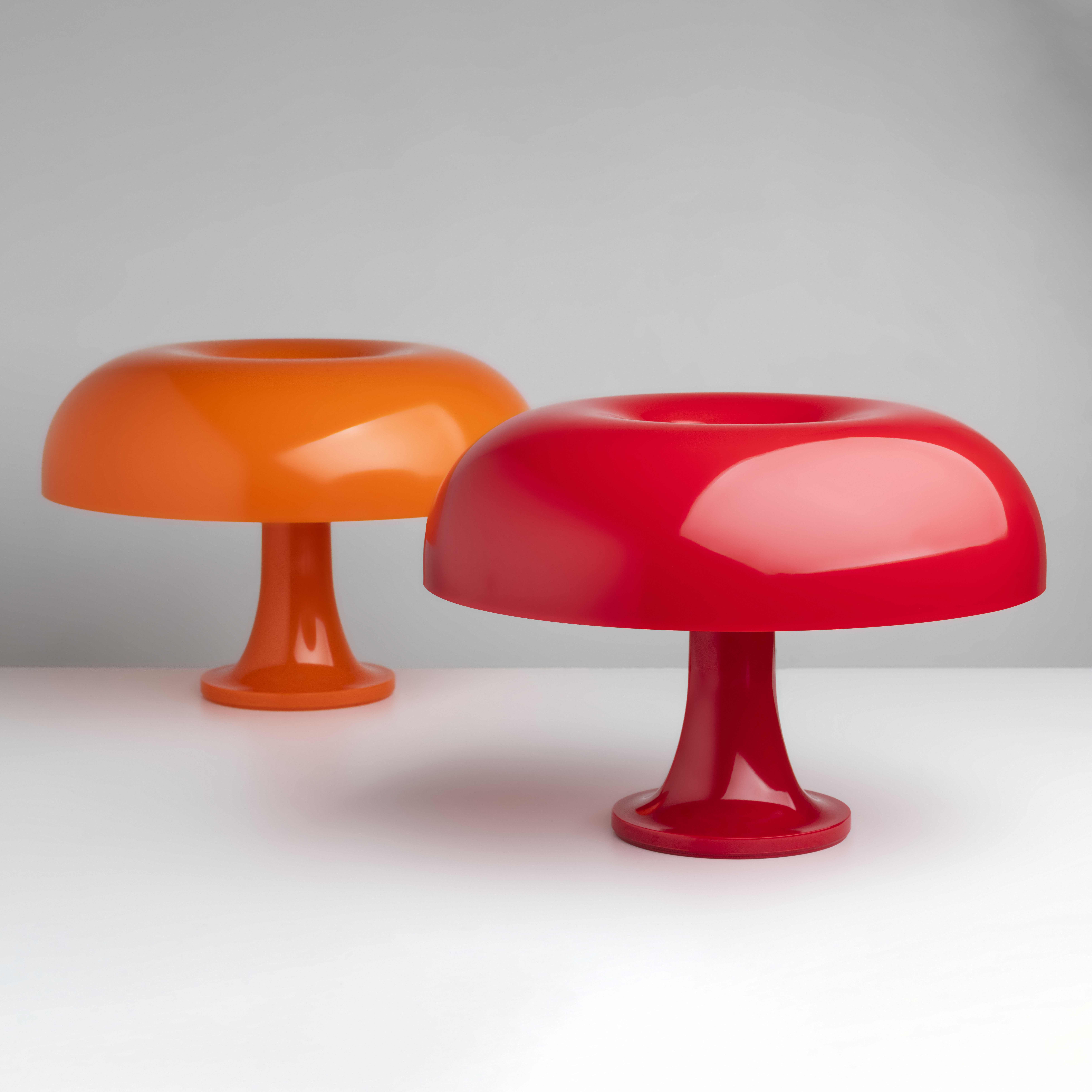 https://media.madeindesign.com/nuxeo/products/8/b/lampe-de-table-nessino-orange-opaque_madeindesign_400200_original.jpg