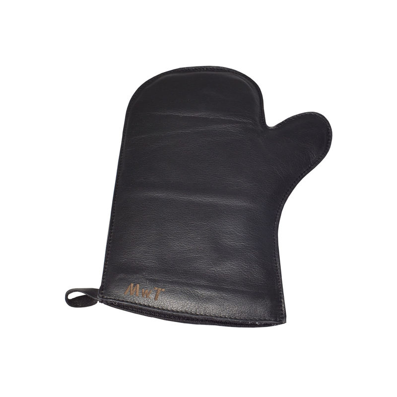 https://media.madeindesign.com/nuxeo/products/8/b/oven-glove-black_madeindesign_400953_product800.jpg