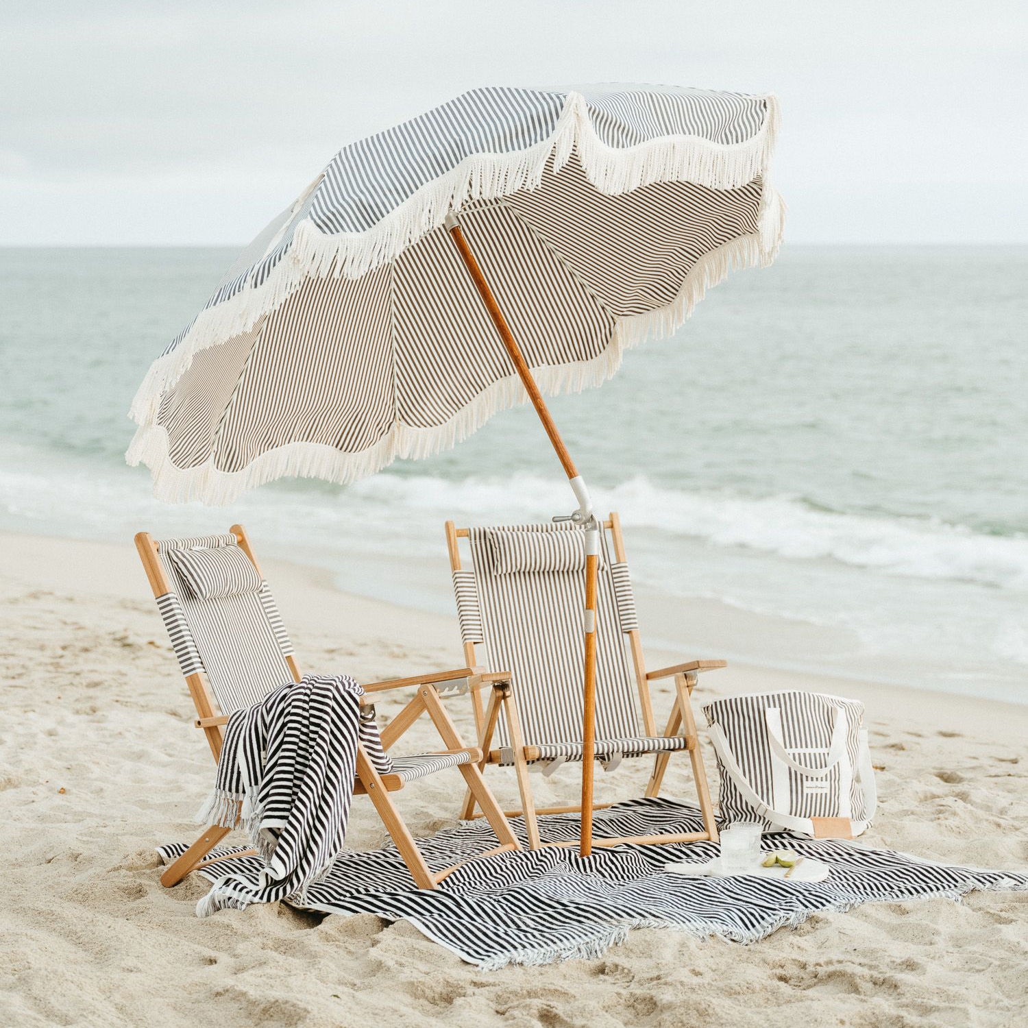 Sonnenschirm The Premium Beach von BUSINESS & PLEASURE - weiß holz natur  marineblau | Made In Design