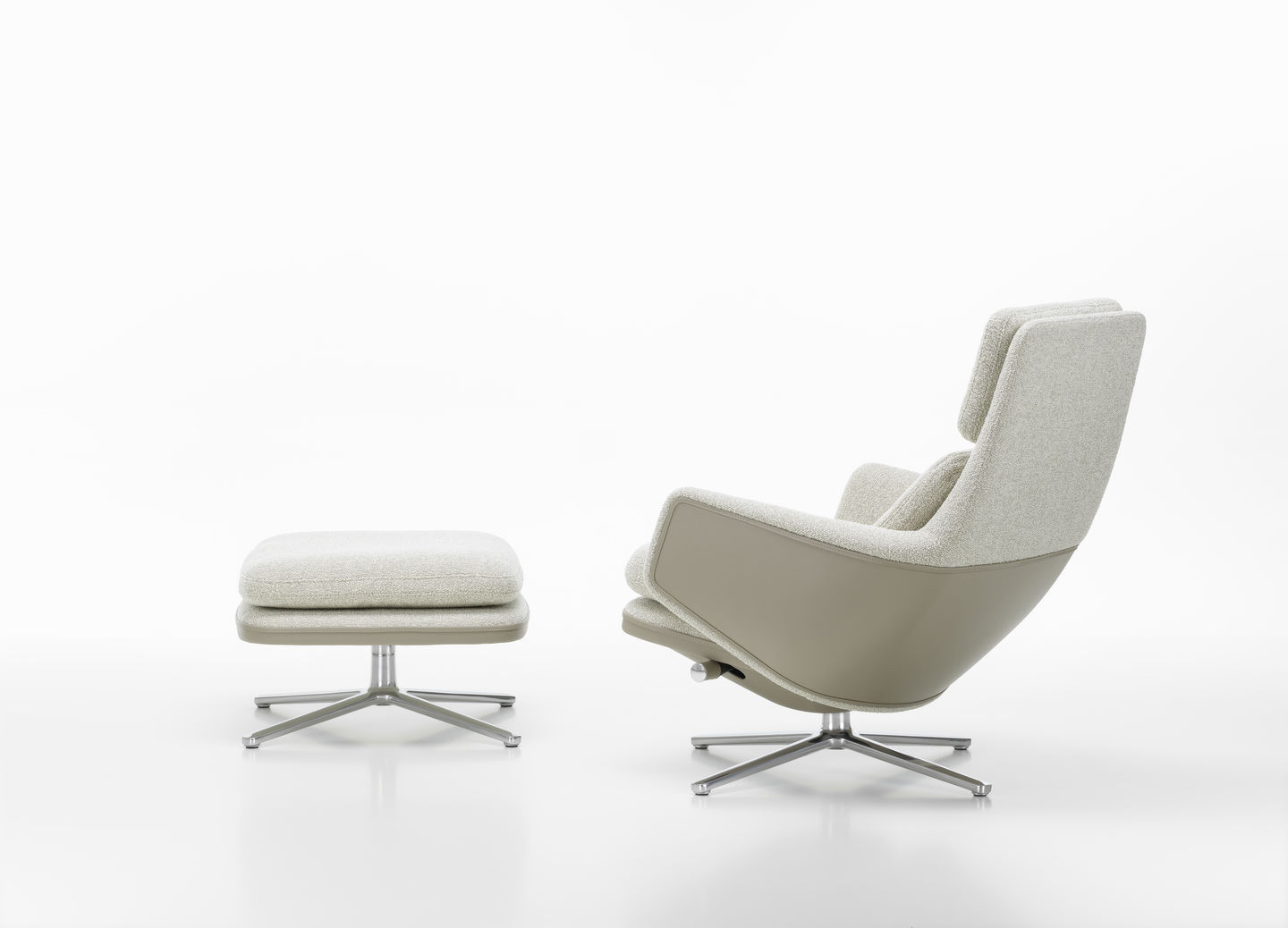 Set poltrona e poggiapiedi Grand Relax Ottoman di Vitra beige