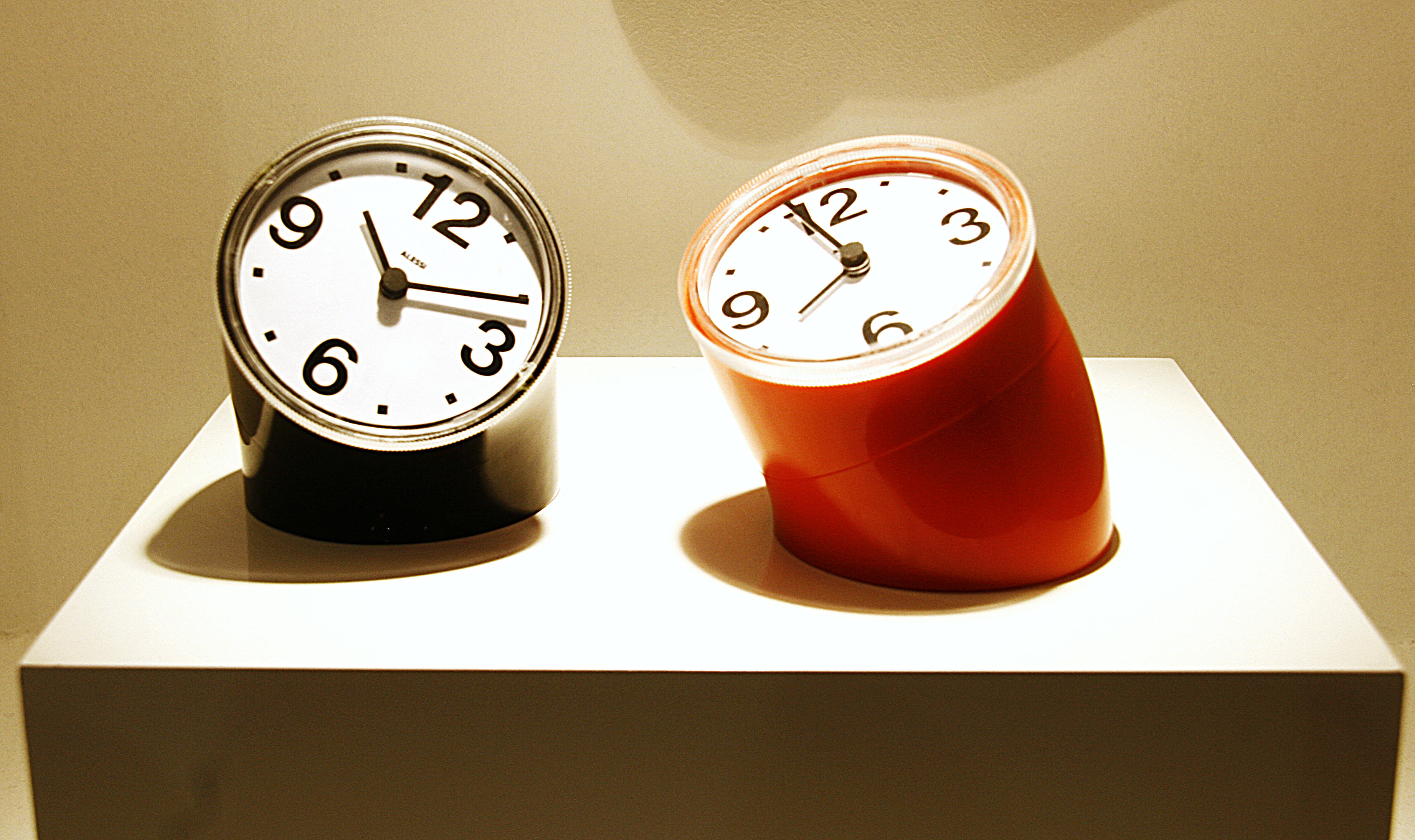 Standuhr Cronotime von Alessi - schwarz | Made In Design
