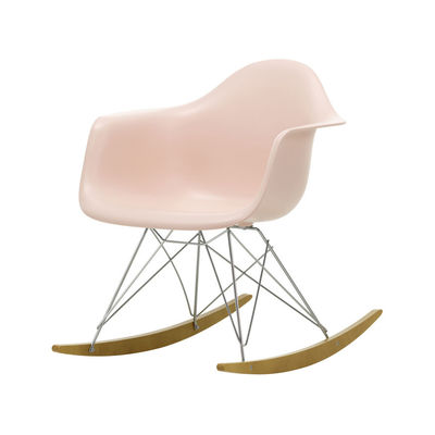 Arredamento - Poltrone design  - Rocking chair RAR - Eames Plastic Armchair - / (1950) - Gambe cromate & legno chiaro di Vitra - Rosa tenue / Cromato / Legno chiaro - Acciaio cromato, Acero massiccio, Polipropilene