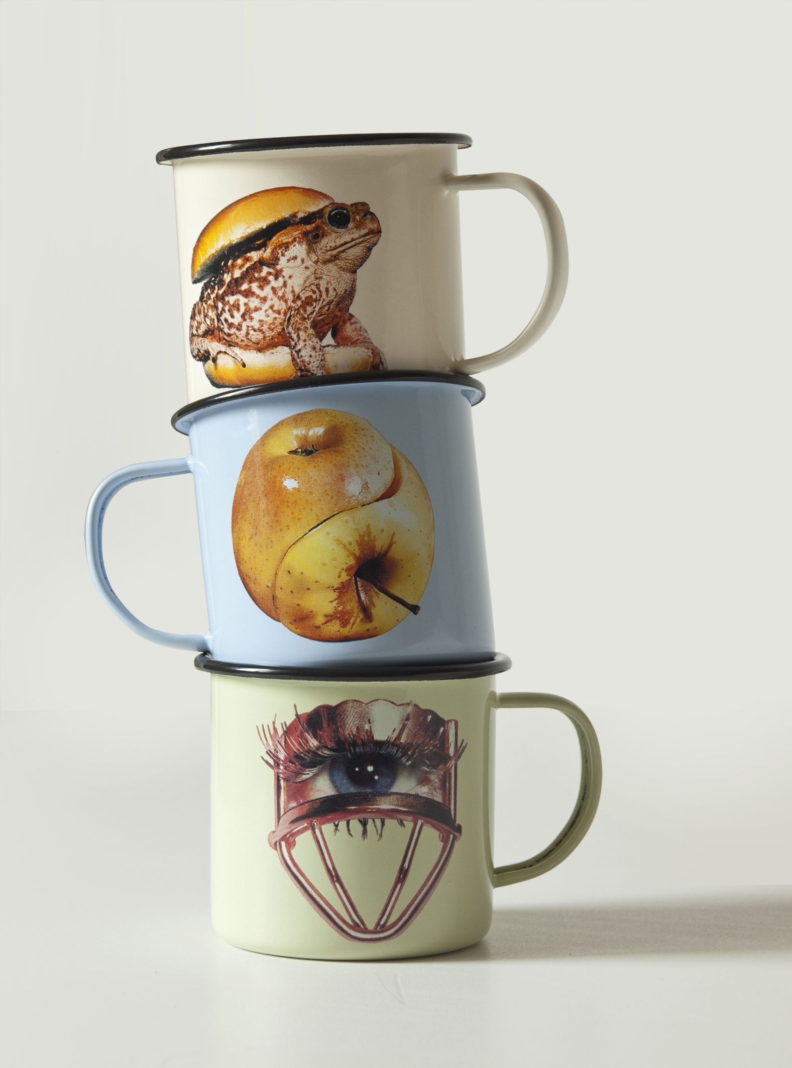 SELETTI TOILETPAPER ENAMEL MUG Tazze in metallo smaltato • DELLA