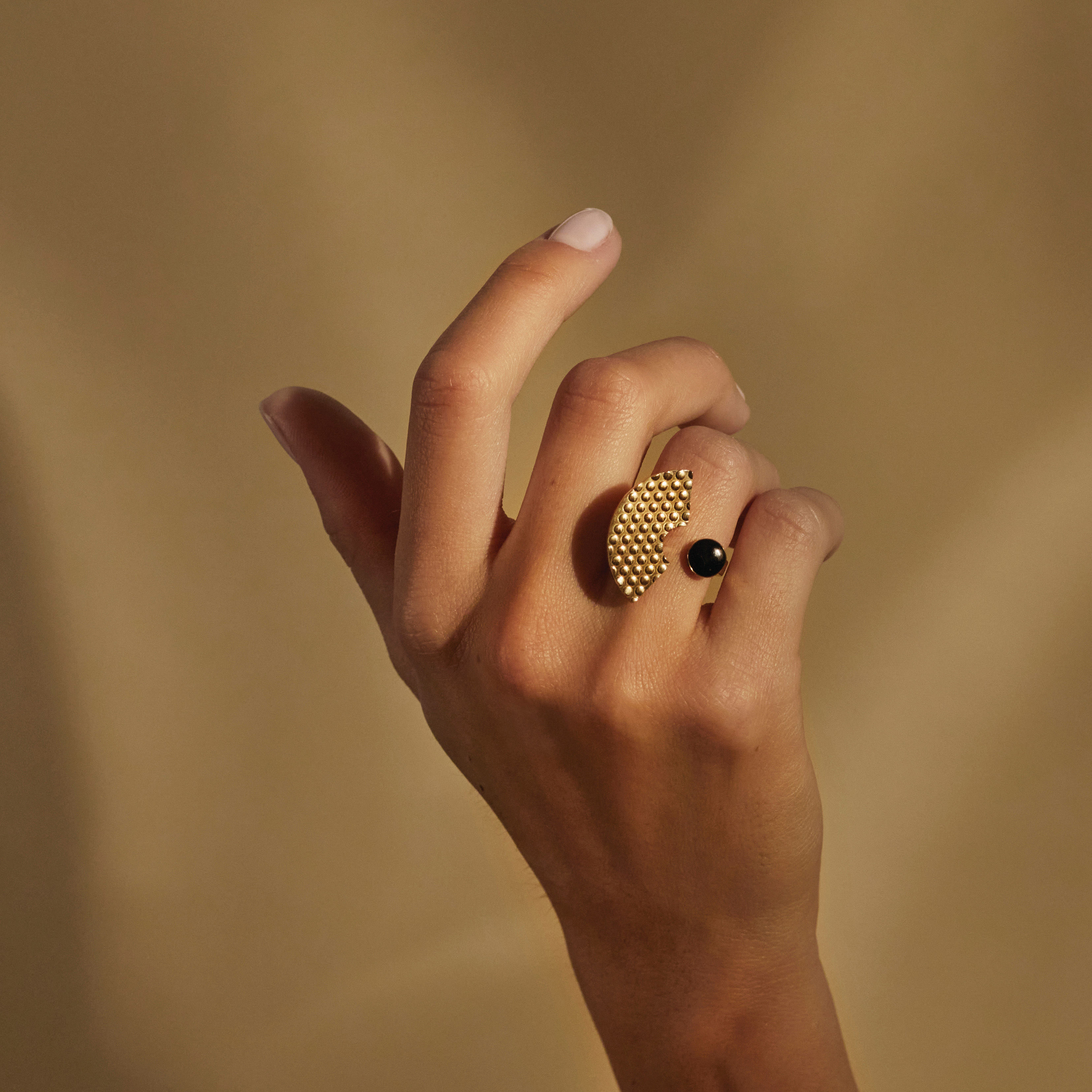 Ring Venusia Edone von Alessi schwarz gold Made In Design