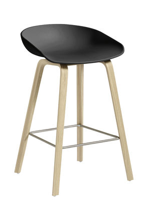 Mobilier - Tabourets de bar - Tabouret de bar About a stool AAS 32 / H 65 cm - Plastique & pieds bois - Hay - Noir / Pieds bois naturel / Repose-pieds acier - Chêne, Polypropylène