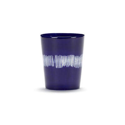 Table et cuisine - Tasses et mugs - Tasse à thé Feast / 33 cl - Serax - Traits / Lapis lazuli & blanc - Grès émaillé
