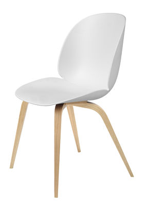 Mobilier - Chaises, fauteuils de salle à manger - Chaise Beetle / Gamfratesi - Pieds chêne - Gubi - Blanc / Pieds chêne naturel - Chêne massif, Polypropylène