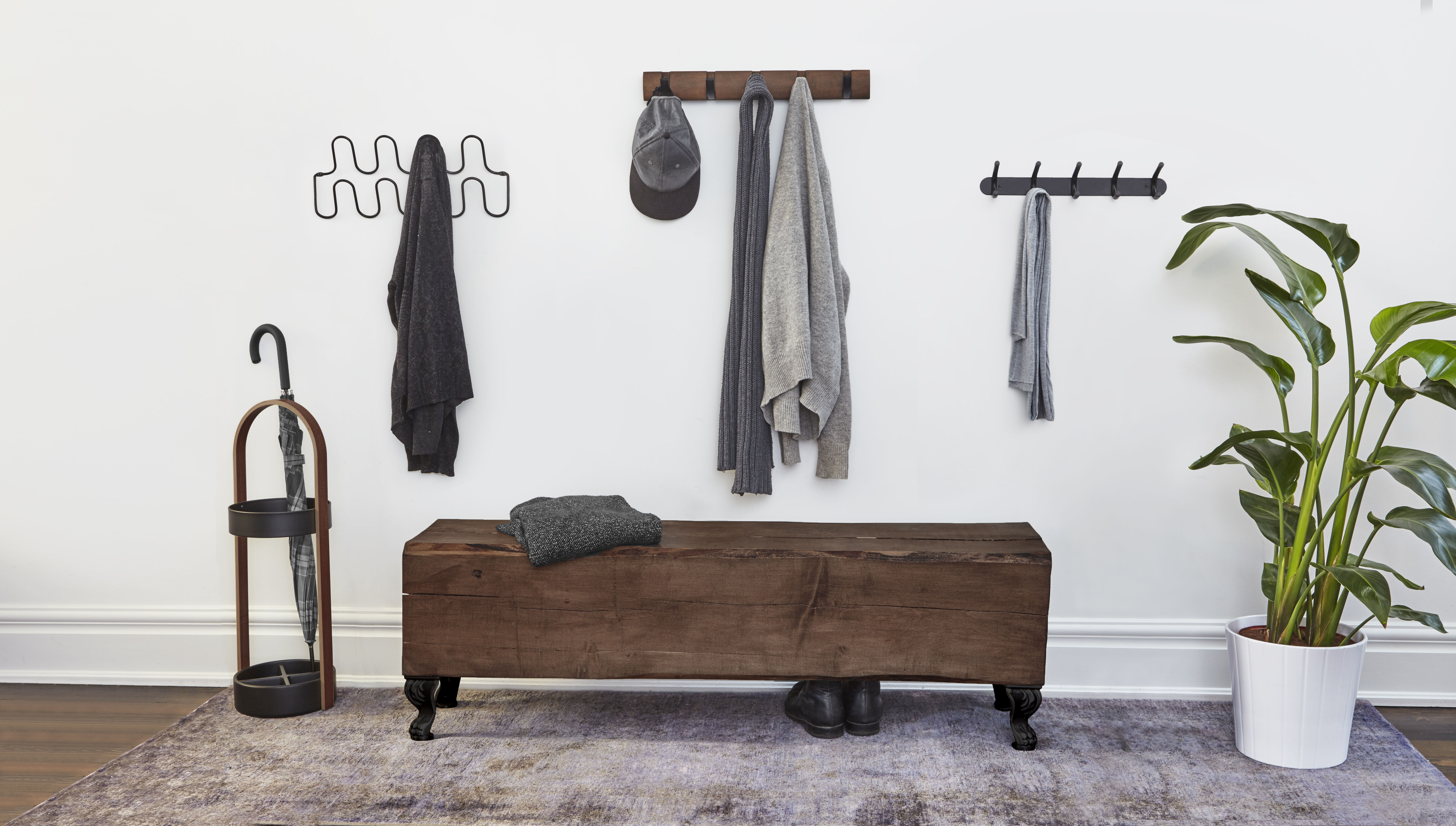 Schirmständer Hub von Umbra - Schwarz/Holz natur | Made In Design