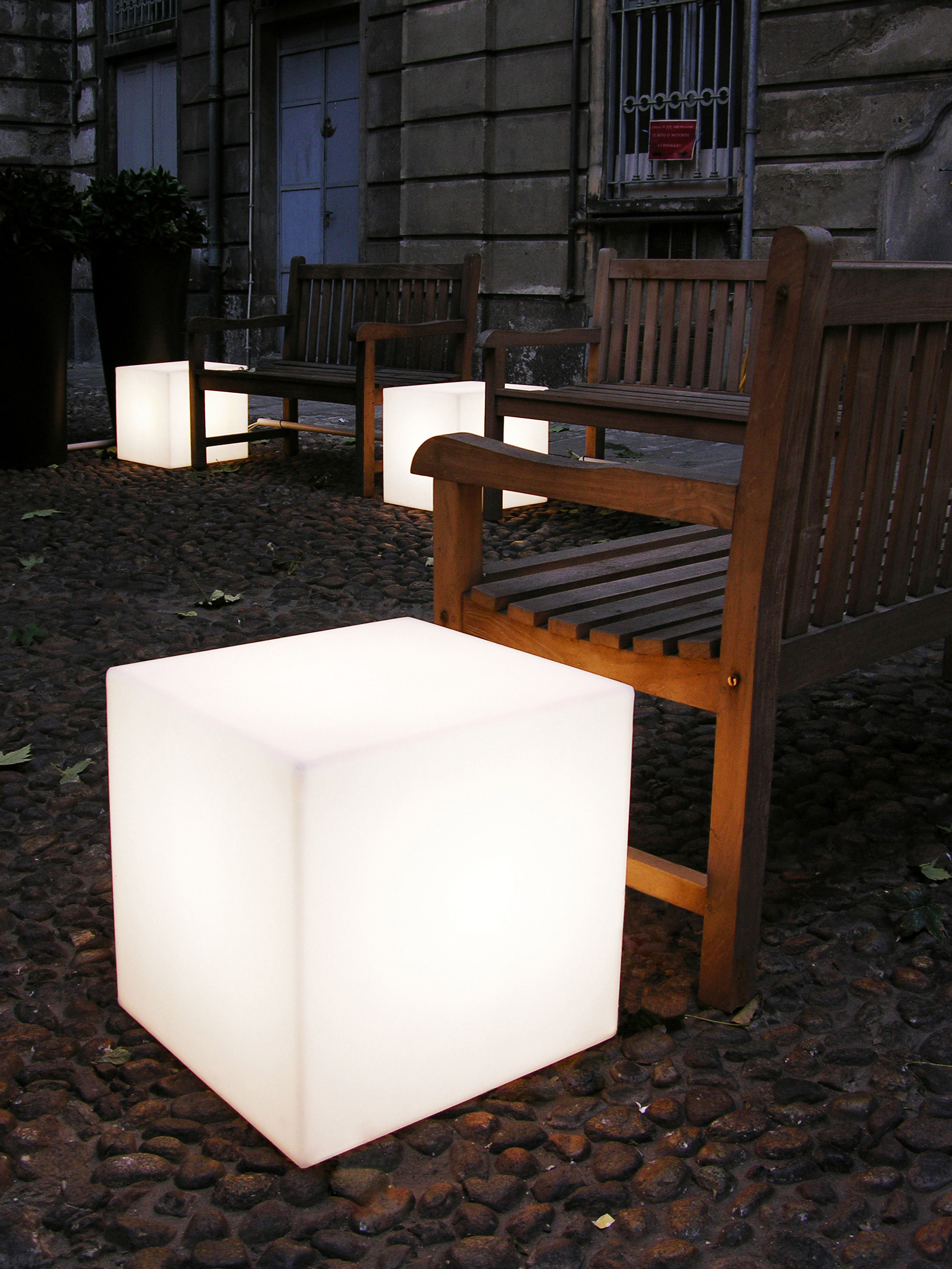Sgabello Cubo LED 30x30 Cm - Luce RGB Con Telecomando, 16 Colori, Ricaricabile, Per Giardino E Feste