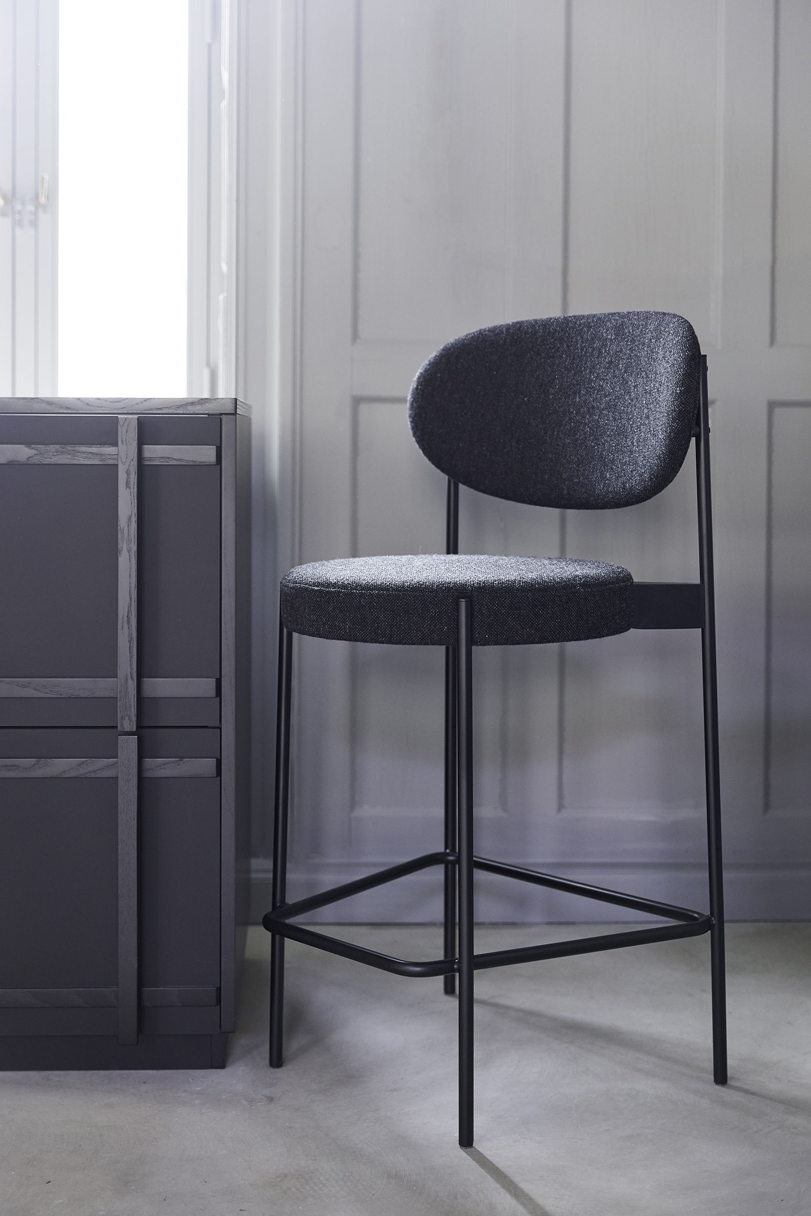 Series 430 Bar stool / Padded Fabric h 65 cm Fabric / Light grey