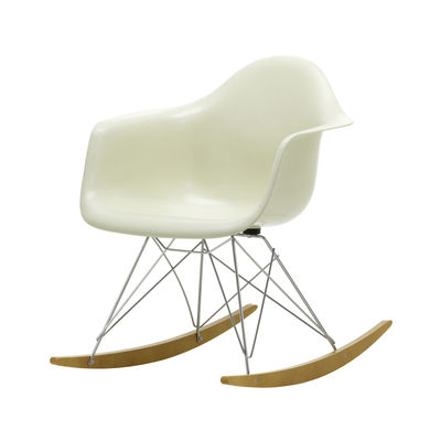Arredamento - Poltrone design  - Rocking chair RAR - Eames Fiberglass Armchair - / (1950) - Gambe cromate & legno chiaro di Vitra - Bianco pergamena / Cromato / Legno chiaro - , Acciaio cromato, Acero massiccio